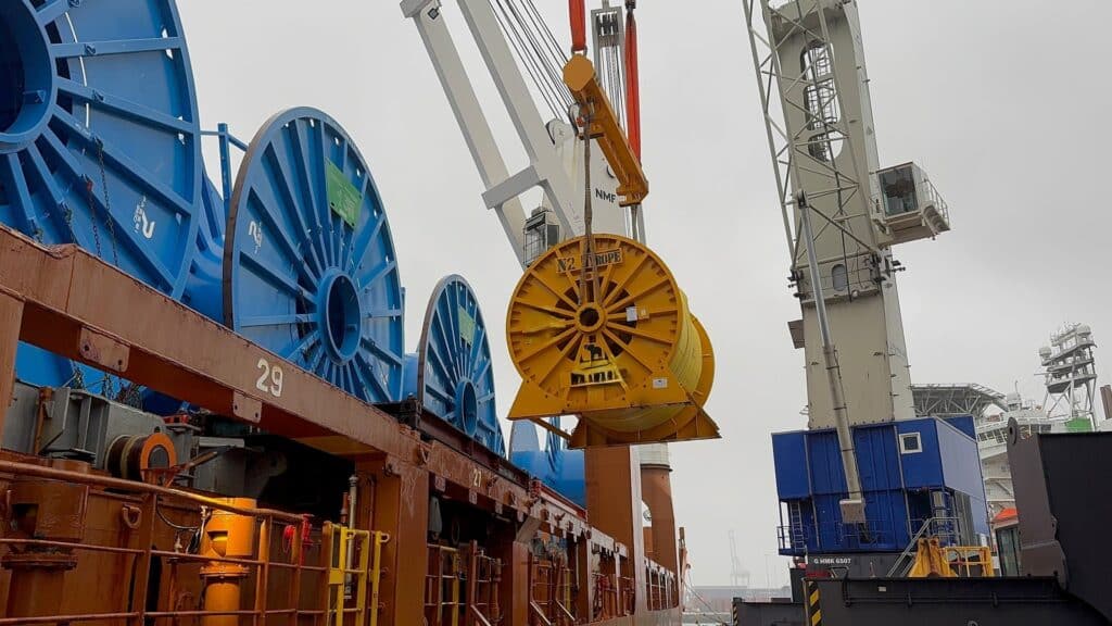 151 ton reel lifted onto vessel